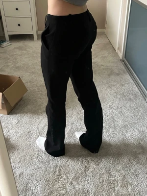 Kostymbyxor  - Kostymbyxor low waist från bil bok. En knapp har låssnat men den funkar att stänga ändå 