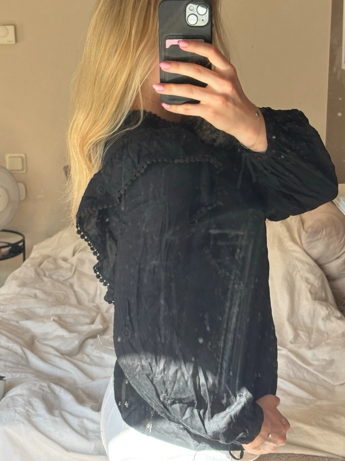 Svart blus med volangdetaljer - 1