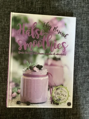 Hälsosmoothies av Eliq Maranik - En inspirerande bok om hälsosamma smoothies, fylld med färgglada bilder och recept på både fruktiga och gröna smoothies. Perfekt för dig som vill boosta kroppen med vitaminer, mineraler och antioxidanter. Hård pärm i lila och vitt.