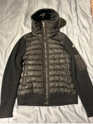 Grön monc:er jacka  - Mörkgrön Moncler jacka, möts helst upp direkt i Helsingborg 