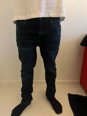 Mörkblå jeans från Replay - Snygga mörkblå jeans från Replay med klassisk femficksdesign och raka i benen. Jeanseb är tillverkade i ett mjukt denimtyg som sitter skönt. Perfekta för dig som gillar en stilren och avslappnad look. Storlek 28 waist 30 längd, använt max två gånger!
