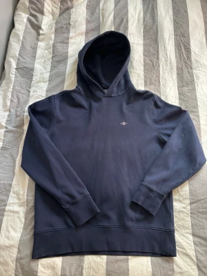 Gant Hoodie M  - Navy blue Gant hoodie i jätte bra skick strl M, endast använd fåtalet gånger, inga hål eller skavanker. Pris kan diskuteras vid snabb affär 🤝😁