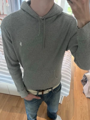Stickad hoodie från Ralph Lauren - Riktigt snygg stickad hoodie från Ralph Lauren | Mycket bra skick✅| Står storlek L men sitter mer som S/M | Mått:               Längd från kragen och ner: ca 57 cm  Axelbredd: ca 50 cm