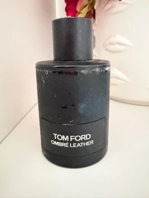 Tom Ford: Ombre Leather - 100ml från början med ca 50ml kvar. Flaskan har sett bättre dagar.