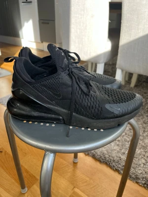 Nike skor Air Max 270  - Herr skor, Nike Air Max 270. Mycket fint skick. Inte mycket använda. Storlek 44. Lite små i storleken. 700kr. 
