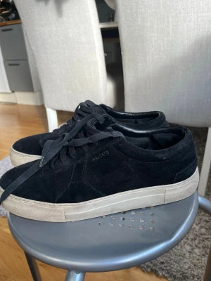 Axel Arigato skor herr - Axel Arigato skor herr. Storlek 43. Okej skick skulle jag säga, dom är använda men kan enkelt fräschas upp med rätt verktyg. 700kr. 