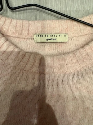 Ljusrosa stickad tröja Gina Tricot - Mysig ljusrosa stickad tröja från Gina Tricot i storlek XS. Tröjan har rund halsringning, ribbade muddar vid ärmslut och nederkant samt en enkel, klassisk design. Skriv om ni vill ha mer info!💕