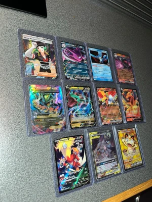 Kom med bud! - NÄSTAN ALLA ÄR PACK FRESH!!!! Säljer en samling Pokémonkort med flera holografiska och specialkort, bland annat Blaziken V, Meowth GX, Solgaleo & Lunala GX och Team Rocket’s Pröva. Korten är i plastfickor och har färgstarka motiv med olika Pokémon och tränare. Perfekt för dig som vill utöka din samling eller byta.