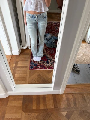 Ljusblå bootcut jeans från cheap monday  - Säljer ett par ljusblå bootcut jeans från cheap monday! Helt nya. 