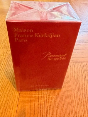 Baccarat Rouge 540 Parfym - Maison Francis Kurkdjian Baccarat Rouge 540 är en exklusiv parfym i en lyxig röd förpackning med guldfärgad text. Parfymen är känd för sin unika och sofistikerade doft, perfekt för dig som vill sticka ut med en elegant signaturdoft.