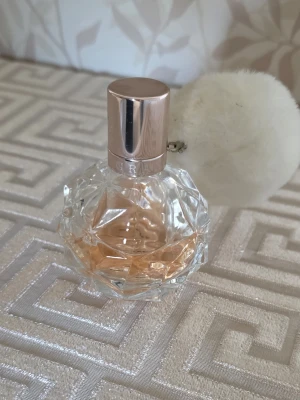 Ariana Grande parfym med fluffig boll - Säljer en Ariana Grande parfym 50ml men ungefär 40ml kvar köpt från Åhléns 
