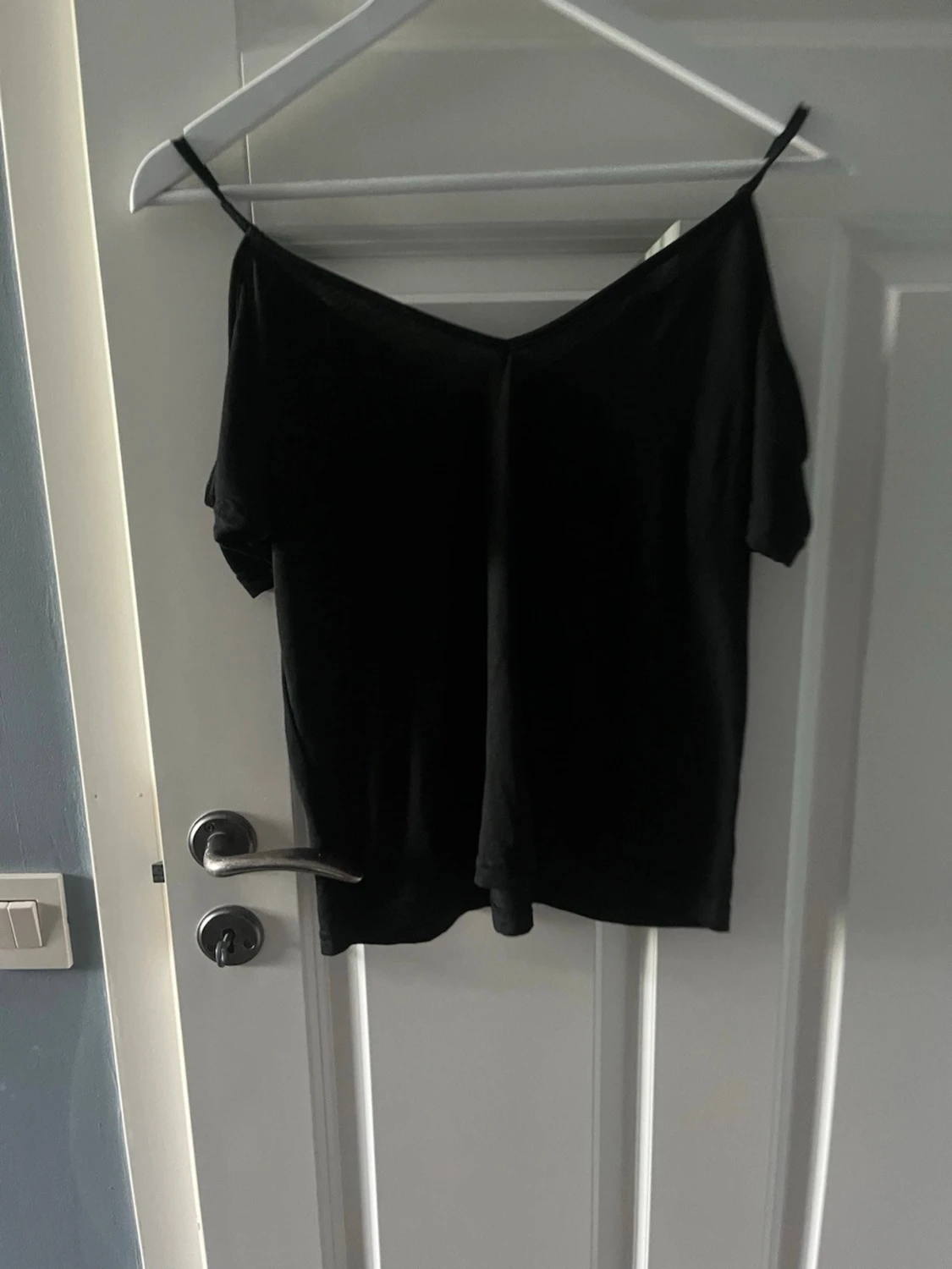 Svart offshoulder topp med smala band - 1