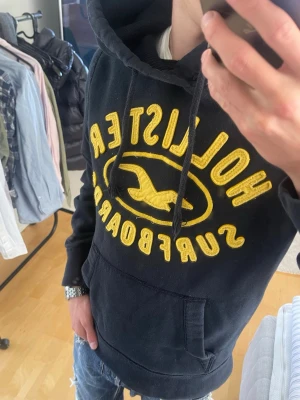 Hollister vintage 2000s Hoodie (sällsynt) -  Säljer nu denna sjukt snygga Vintage 2000s hollister hoodie! Passar till allt och har en perfekt passform. Säljs ej längre i butik och är därav mycket eftertraktad😊 passar S perfekt ! Skriv vid funderingar 🤝