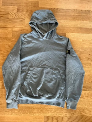Blå hoodie från Stone Island - Säöjer en stoneisland hoodie inga skador eller så, kan gå ner i pris vi snabbt köp.