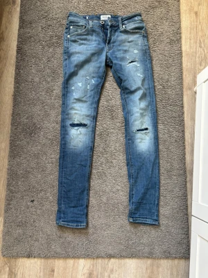 Jack and Jones jeans - Säljer nu mina Jack and Jones jeans. Jeansen är i ett bra skick, passformen på jeansen är skinny fit men skulle säga lite slim fit 