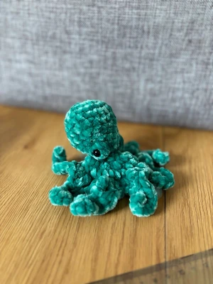Virkad bläckfisk  - Virkad i fluffigt garn, Polyesterfyllning, säkerhetsögon (rekommenderas ej för barn under tre år) 🧶