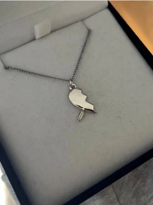 MARIA NILSDOTTER INSPERERAT HALSBAND 💖 - Snyggt halsband i silverfärg med ett hänge format som en isglass. Kedjan är tunn och stilren, och hänget har en blank finish som ger en modern känsla. Perfekt accessoar för dig som gillar unika smycken med lekfull design. säljer för jag ska byta till guld🥰🥰den är shuster bar🥰