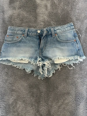 Low waist jeans shorts  - Säljer dessa dina shorts från weekday, dem är slutsålda. Det r storlek 29 och jag har S i jeansshorts. 
