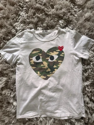 Cdg T-shirt  - Säljer en extremt snygg och eftertraktad cdg T-shirt. Köptes av en vän och den är äkta. Storlek M. Den passar mig perfekt som är 179 (bild 6). Hör av er vid minsta lilla!👌🧛
