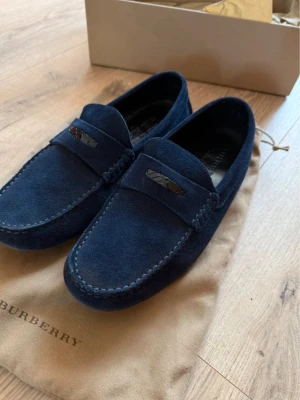 Burberry loafers - Marinblå burberry loafers i storlek 41, inga defekter skorna är i nyskick. Box, dustbag och kort medföljer. Nypris 10 000kr mitt pris endast 1999kr. Hör av er vid frågor. Mvh Trend closet🙌