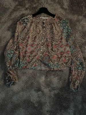 Zara topp - Superfin topp från Zara i mycket bra skick, storlek M. Endast använt typ två gånger!🤩