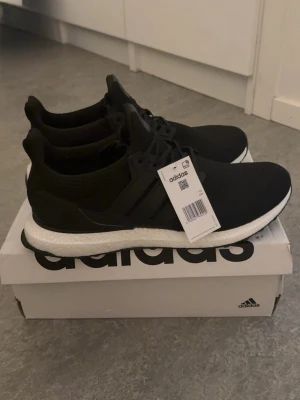Adidas Ultraboost 1.0 - Helt nya ultraboost 1.0 som kommer med box och är perfekta för den kommande sommarn. Helt oanvända och priset kan diskuteras. Hör av 🫵🏽vid minsta frågor eller funderingar. 