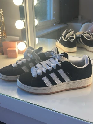 Adidas campus skor  - Jätte snygga adidas campus skor som jag säljer för att dom är lite stora! Pris kan diskuteras💕