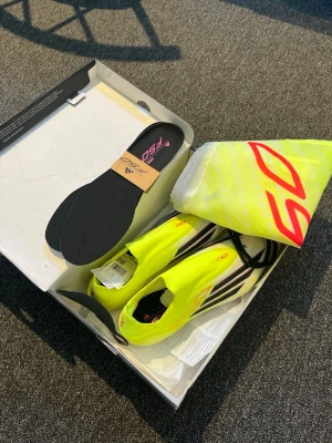Adidas f50 fotbollsskor  - Säljer ett par Adidas F50 born for goals. De är helt nya och allting på bild 1 tillkommer.                         Nypris just nu är 2700.                                                    Pris kan diskuteras.