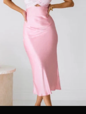 Ljusrosa satinklänning  - Snygg ljusrosa klänning i satin med slät och glansig yta. Klänningen har en figurnära passform och faller mjukt längs benen. Perfekt för dig som vill ha en feminin och trendig look. Pris kan diskuteras 