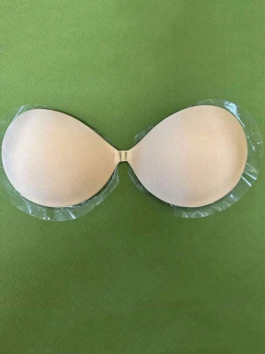 Beige axelbandslös bh - Säljer en beige axelbandslös bh med självhäftande insida. 