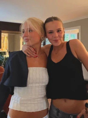 Vit bandautopp - Jättefin vit bandautopp i fint skick!! Nypris:700kr (lånad bild) Priset kan diskuteras!