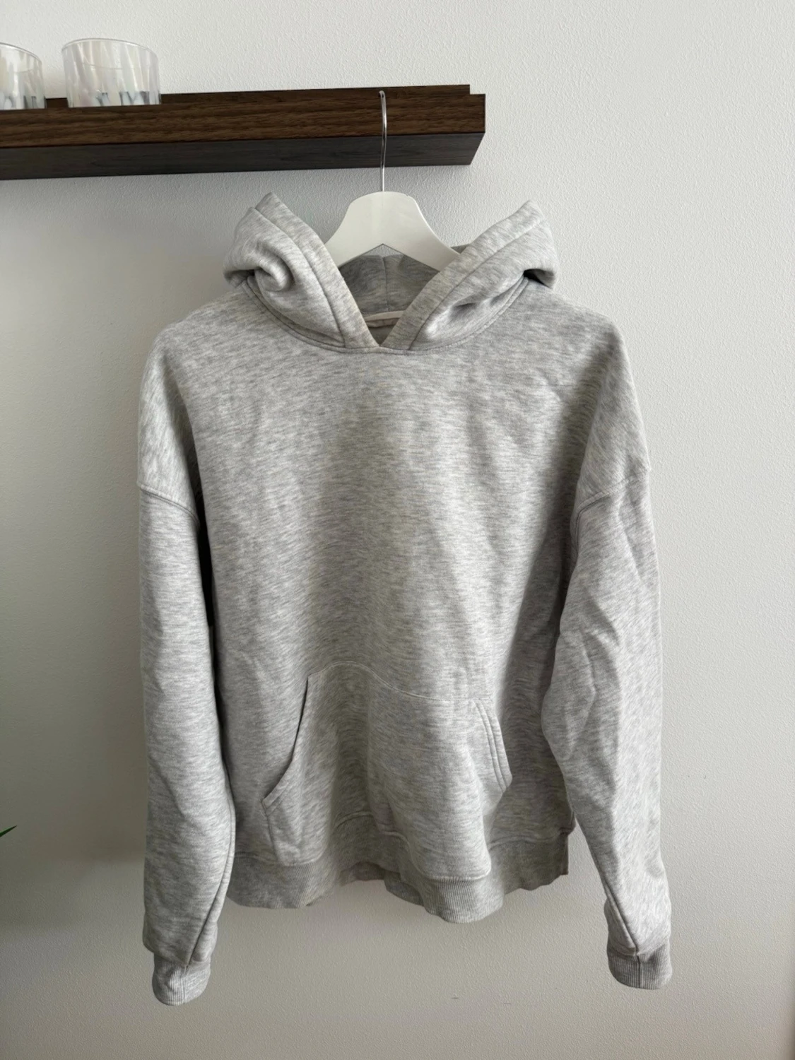 Ljusgrå hoodie