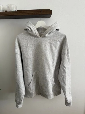Ljusgrå hoodie  - Superfin hoodie från Gina, väldigt sparsamt använd så i bra skick utan några defekter!