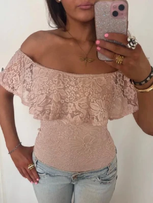 Offshoulder Rosa Spetsbody med volang - Så fin ljusrosa Offshoulder spetsbody med volang! Jag är 168 och det är mina bilder, köp via köp nu direkt eller Swish, kvar tills markerad som såld 💖 