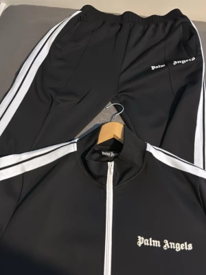 Svart tracksuit från Palm Angels - Knappt använd. Fin skick. Säljer då den ej passar in i mig längre. Skriv om ni vill mer bilder eller övriga funderingar.