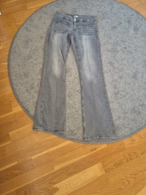 Grå bootcut jeans med fickor - Säljer ett par grå bootcut jeans från gina som inte alls är använda, köpte fel storlek och därför säljer vidare! Köpte dom för 349 men säljer för 80! 