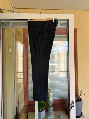 Banana Republic: mörkgrå byxor storlek 2 - Mörkgrå byxor från Banana Republic, modell Sloan. Byxorna har en klassisk design med figurnära passform. Material viskos, bomull och elastan. Stretch. Motsvarar stl.32/34.