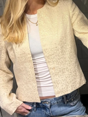 Vårjacka/kavaj - Jättesnygg vårjacka/kavaj. Köptes på vinted men kommer inte till användning. Liten fläck på framsidan (se bild) samt lite sminkmärken på kragen från tidigare säljaren men annars fint skick🌸