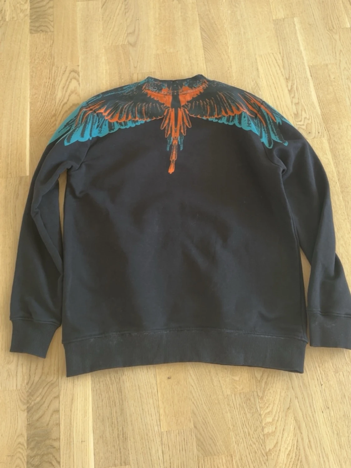 Svart sweatshirt med färgglad fågel - 1