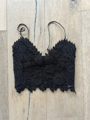 Svart spetslinnetopp med tunna band från Strandivarius  - Snygg svart topp med broderi🌸💗 Perfekt nu till sommaren☀️🤌🏼