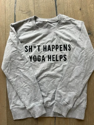 Grå sweatshirt med tryck - Cool grå sweatshirt med svart text🌸🤌🏼💗