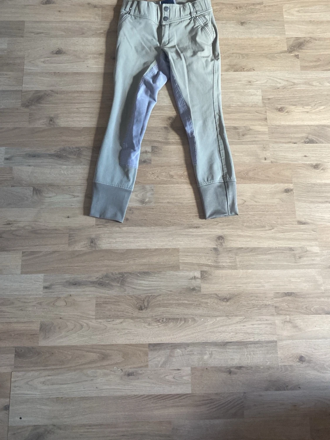 Beige ridbyxor med knäskoning