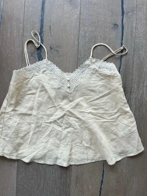 Beige linnetopp med spetsdetaljer - Säljer en ljusbeige linnetopp från Zara! Perfekt nu till sommaren!🌸💗☀️🤩