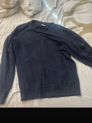 Cp company tröja - As skön cp company tröja köpte den för 2000 kr på rea från boozt när dem hade den inne, den är i storlek s men passar även m, 