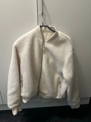 Mysig teddy jacka - Mysig och snygg teddy jacka, perfekt till våren/sommar. Inga konstigheter säljer pga att den ej kommer till användning.