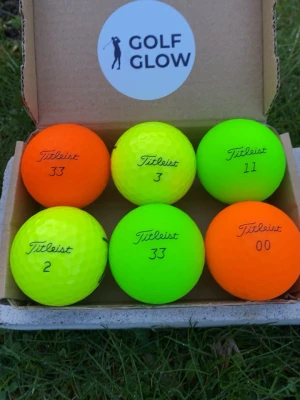 Titleist mix färgade 6-pack  - Säljer ett set med sex golfbollar från Titleist i neonfärger: orange och gulgrön. Bollarna har olika nummer och är tillverkade i slitstarkt material. Perfekt för dig som vill synas på golfbanan och ha koll på din boll. Kommer i en kartong med Golf Glow-logga.
