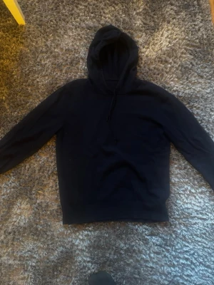 Blå kashmir Hoodie - Blå kashmir hoodie – storlek S  Säljer en blå kashmir hoodie i storlek S eftersom den tyvärr var för liten för mig.   Mycket fint skick.  - Färg: Blå   - Material: Kashmir   - Storlek: S   - Skick: Som Ny  Mjuk, varm och väldigt skön kvalitet.  Pris: 400 kr    Hör gärna av dig vid intresse eller om du vill ha fler bilder.