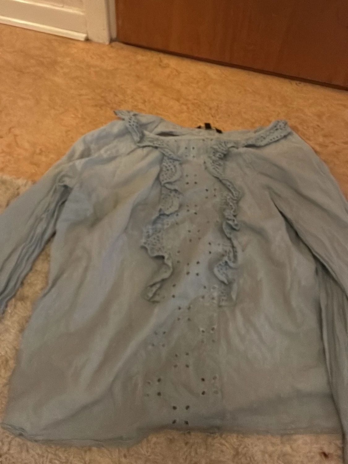 Ljusblå blus med volangdetaljer - 1