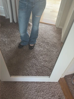 Blåa jeans - Söta bootcutjeans från Gina Tricot med hål vid knäna