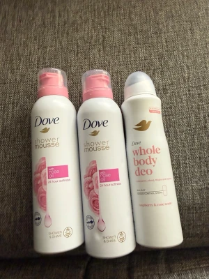 Dove paket – 3 nya produkter  - Säljer två Dove shower mousse med rosolja och en Dove whole body deo med doft av hallon och ros. Produkterna kommer i vita flaskor med rosa detaljer och är perfekta för dusch och kroppsvård. Mousse ger 24 timmars mjukhet och deodoranten är en all-day spray.